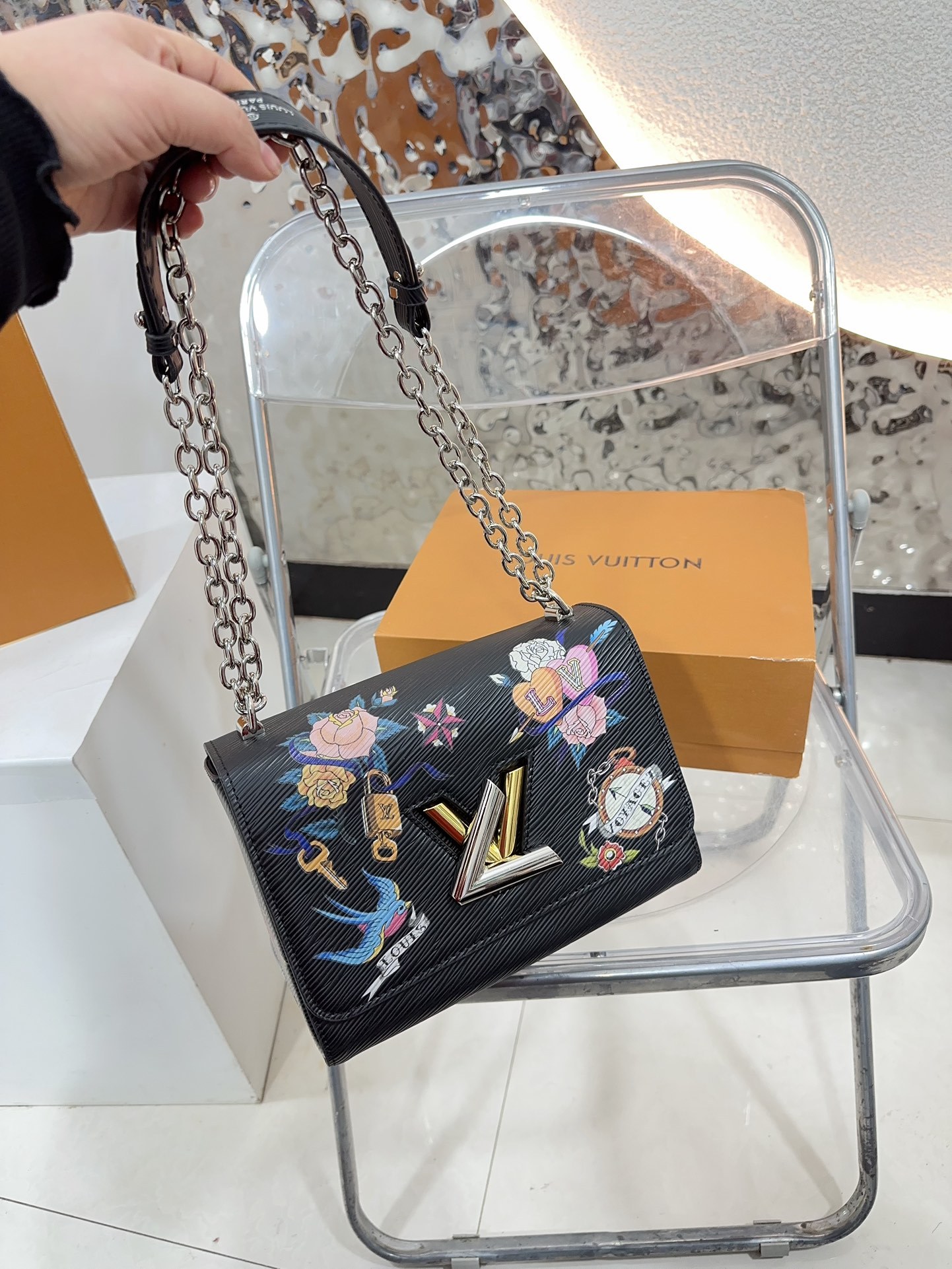 Louis new arrival TWIST bag size??23 * 16 cm