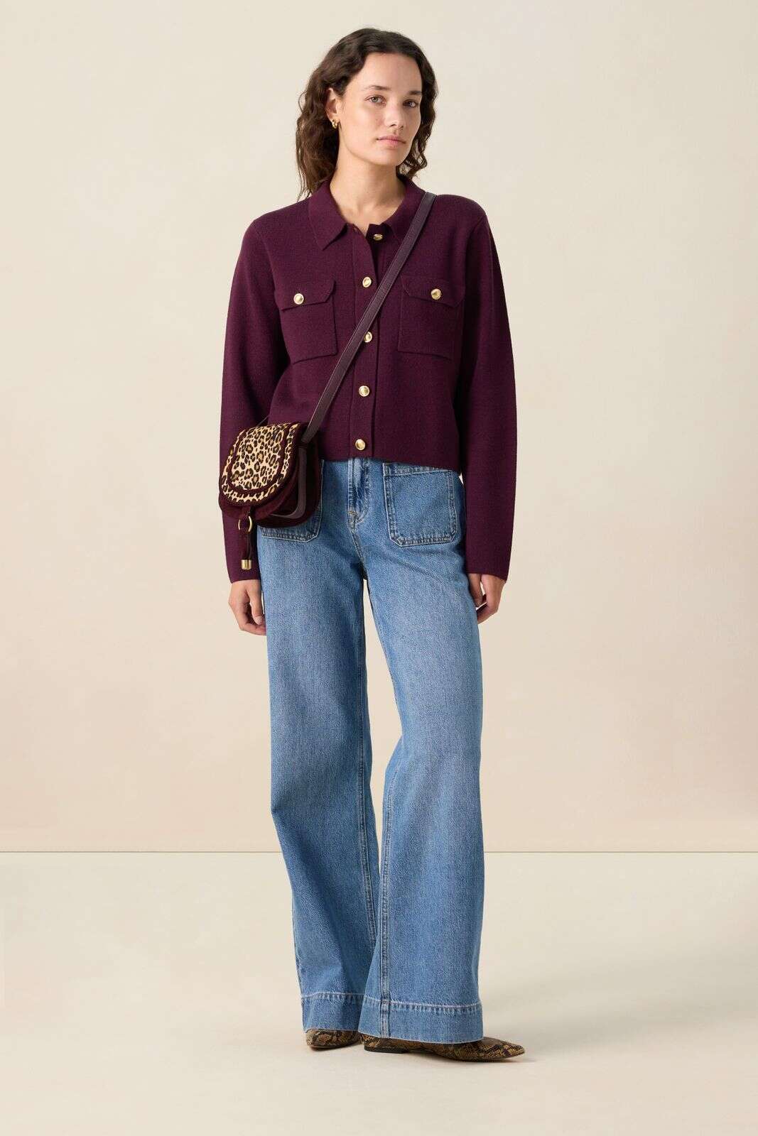 Donkerrode su&egrave;de crossbody tas met leopard print