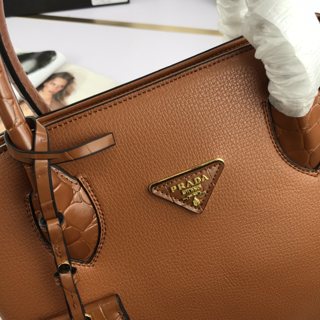 Pra new arrival bag 66153  size: 30*24*14 cm