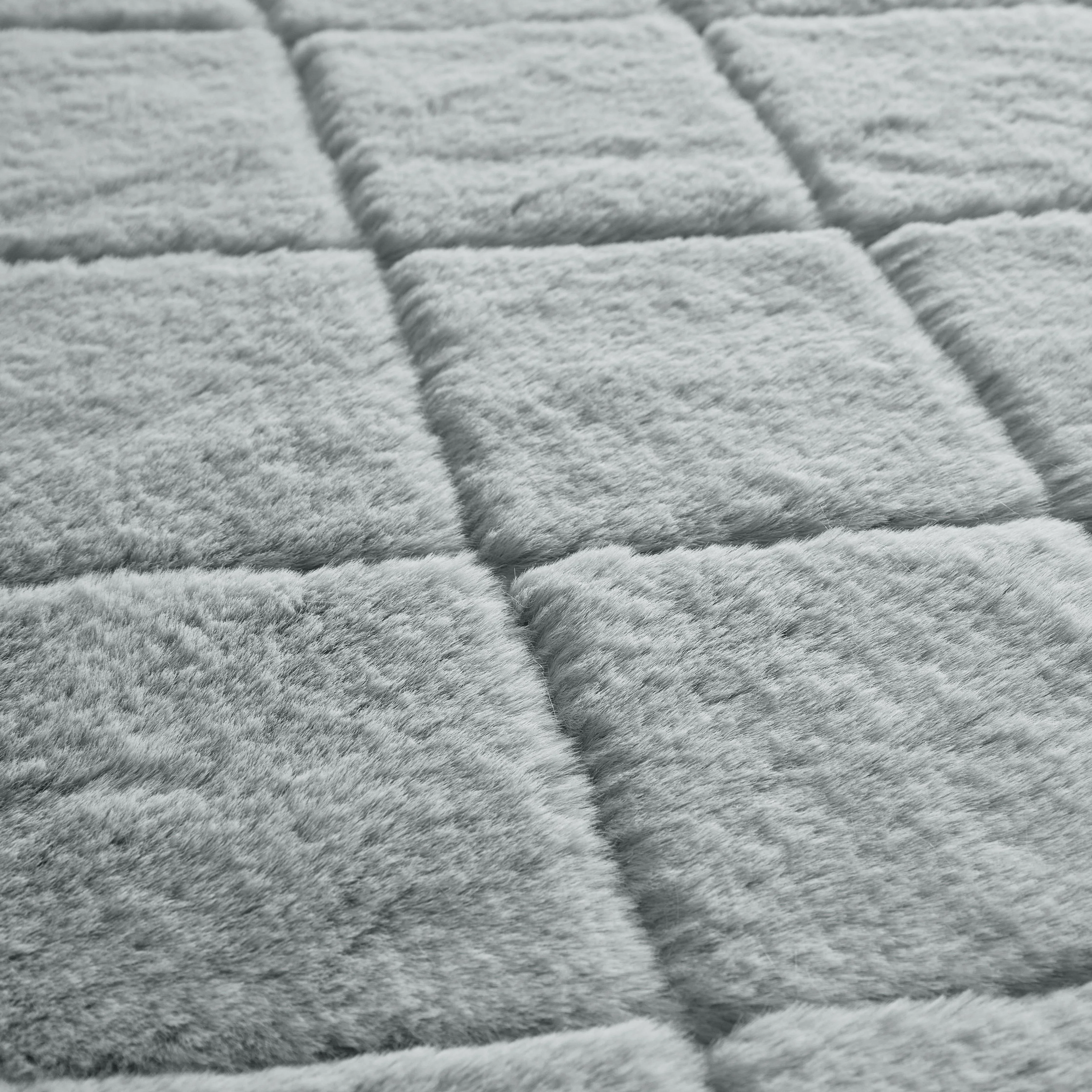 Better Homes & Gardens Diamond Faux Fur Bedroom Rug, Gray, 5'x7'