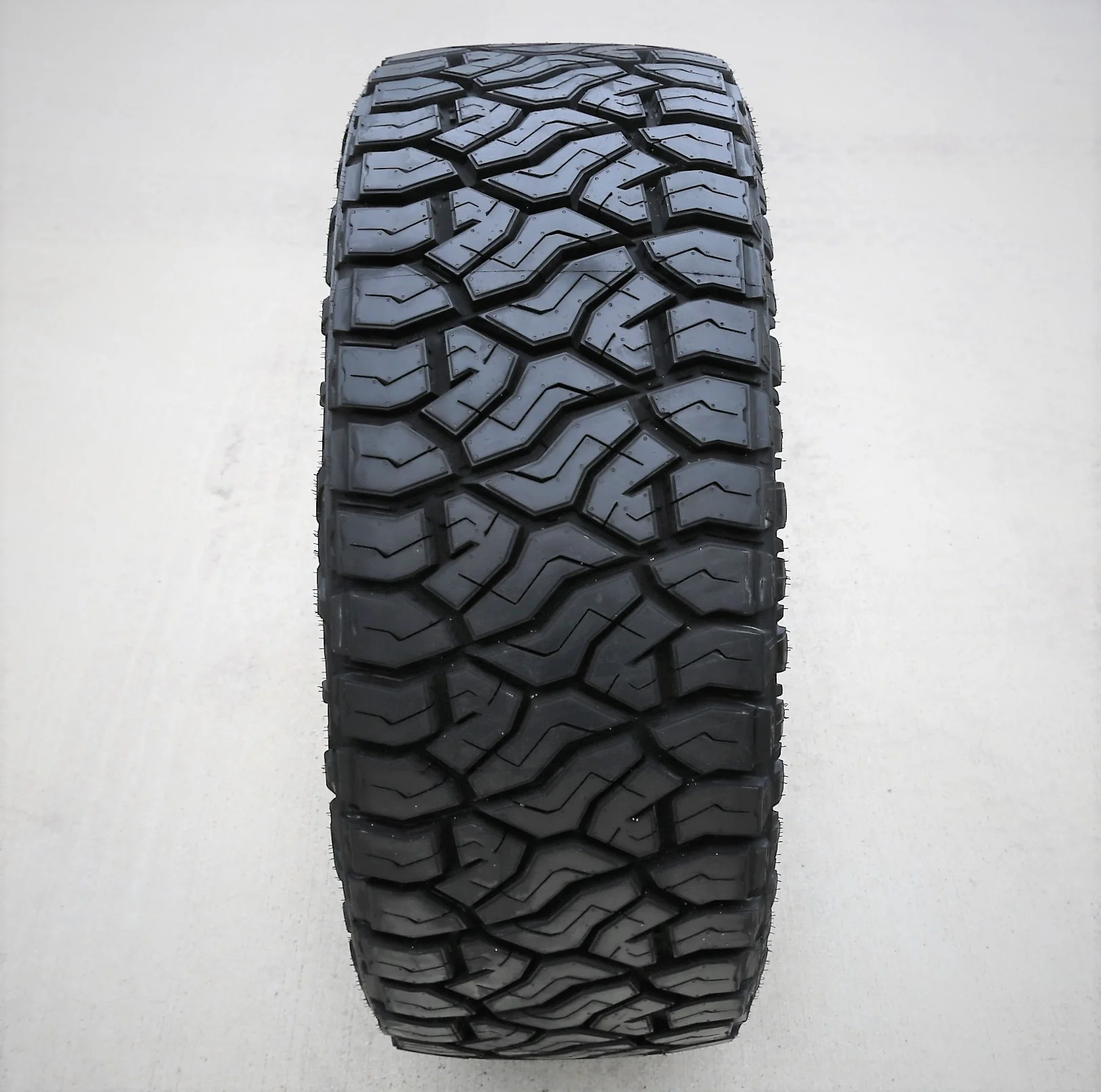 Venom Power Terra Hunter R/T+ 33X12.50R17 120Q E 10 Ply Rugged Terrain Light Truck Tire