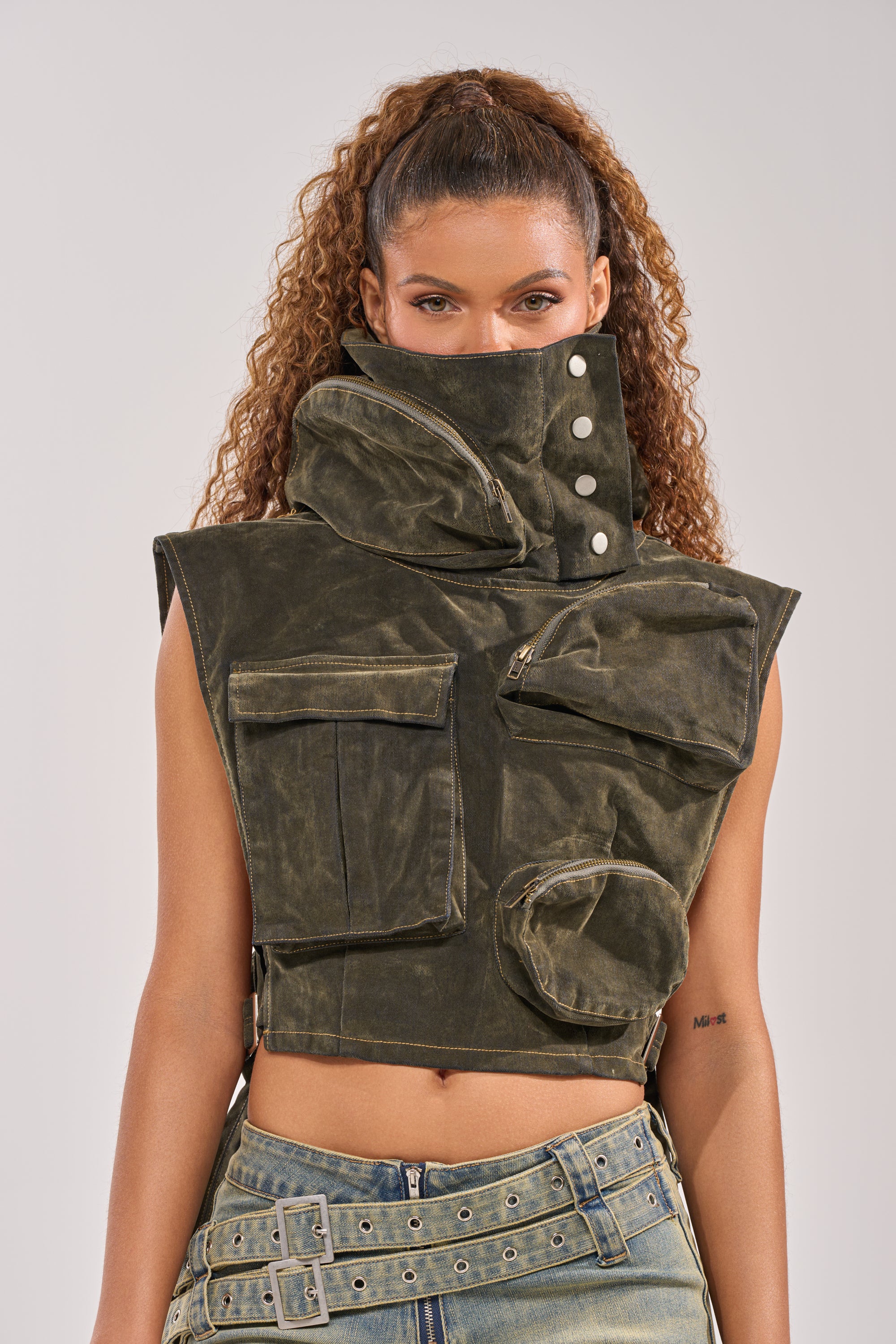 MODEL BEHAVIOR TOP IN DARK OLIVE DENIM - Akira Store