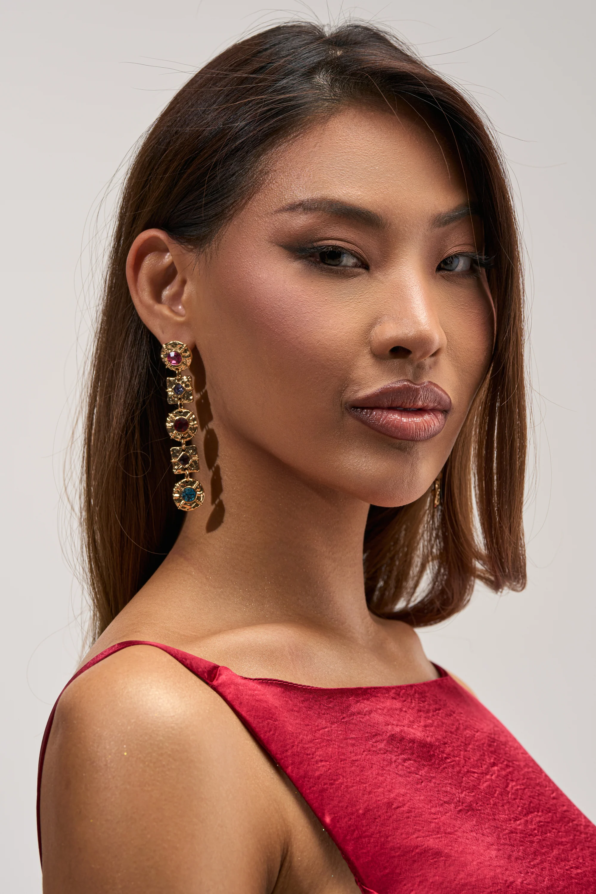 MULTI-STONE CHANNEL EARRINGS - Akira Store