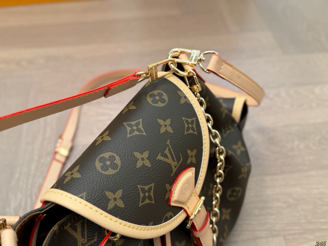 Louis new arrival vintage chain bag size: 31*22 cm