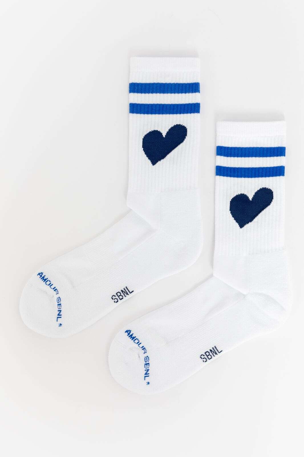 Witte sportsokken met blauwe strepen en hart