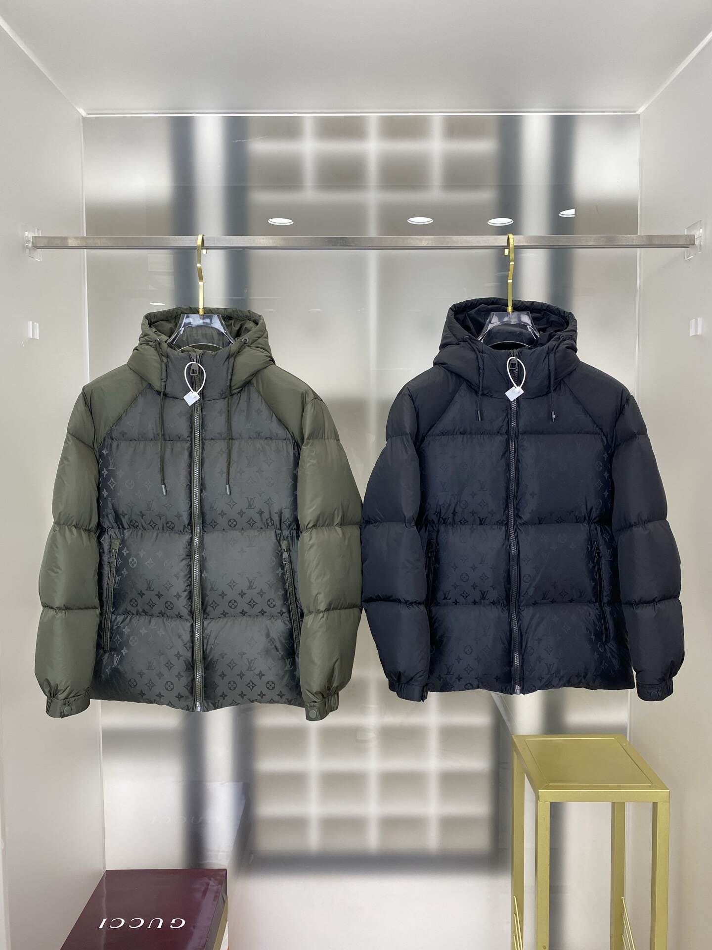 LOUIS VUITTON 2025年新作 LV ダウンジャケット フルロゴプリント ユニセックスモデル MONCLER