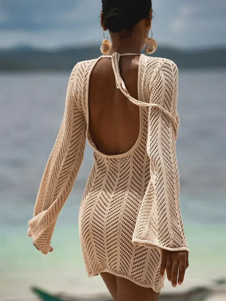 Robe courte en crochet tricoté dos nu avec manches longues