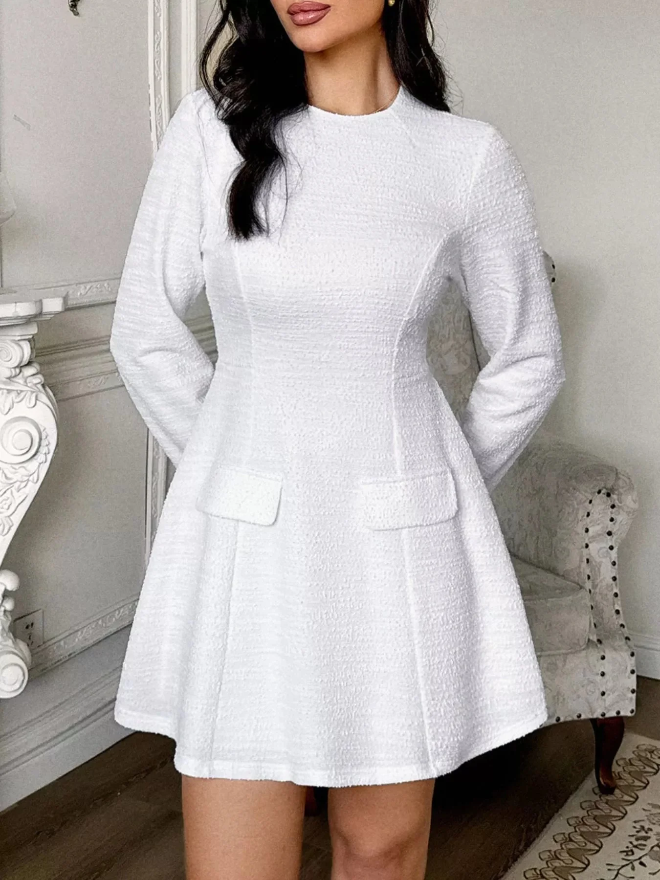 Robe courte à manches longues avec dos ajouré