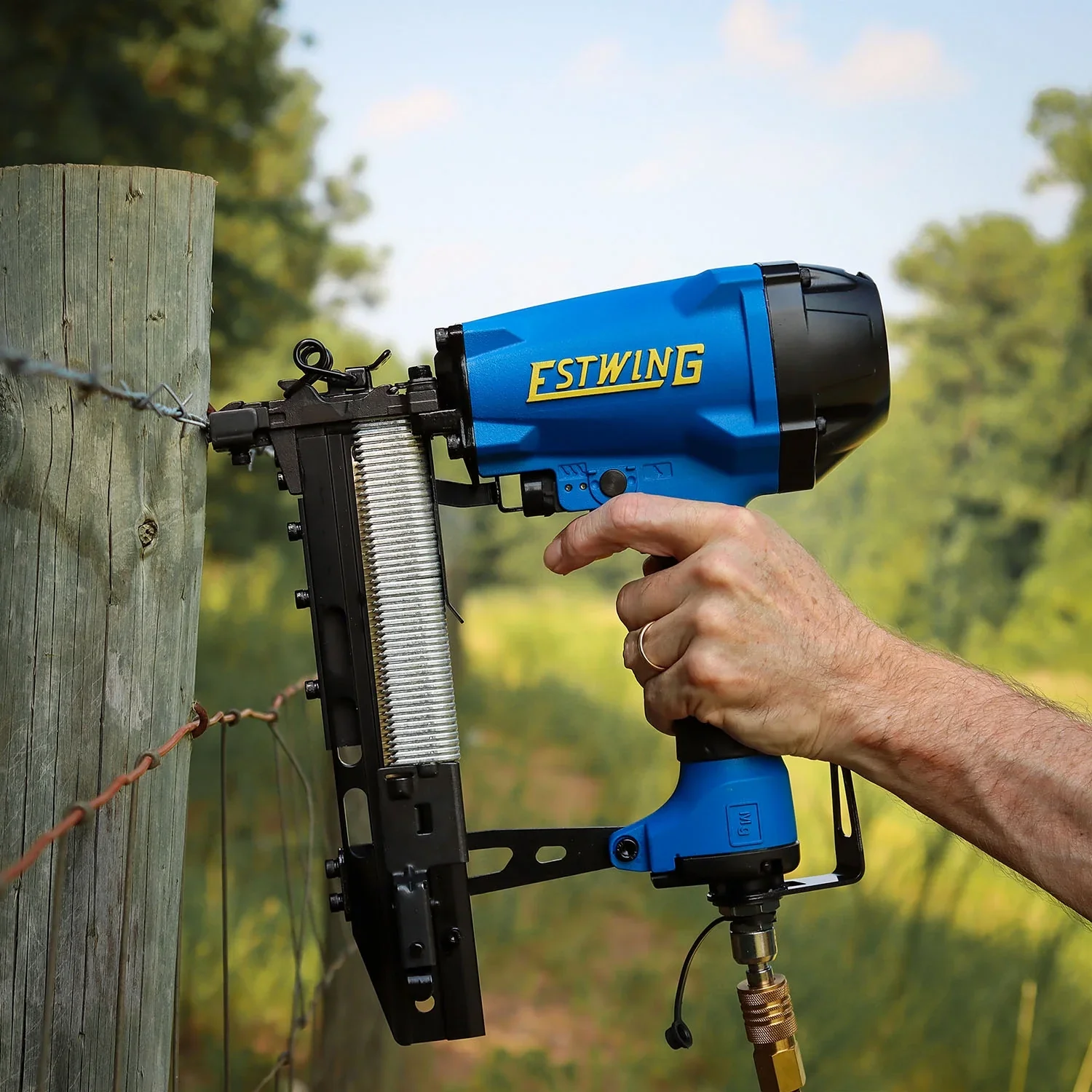 Estwing EFS105 Pneumatic 10.5-Gauge 1-9/16 Fencing Stapler with Adjustable Metal Belt Hook, 1/4 NPT Industrial Swivel Fitting, and Bag