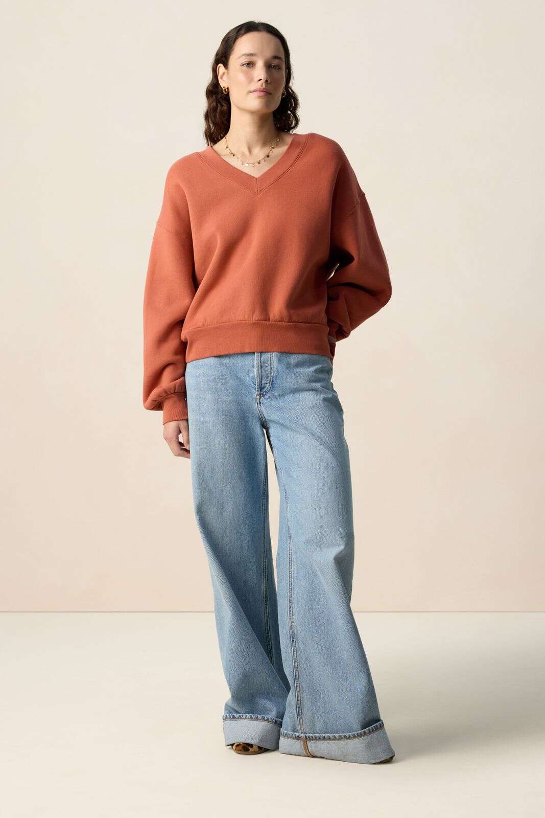 Rode sweater met V-hals