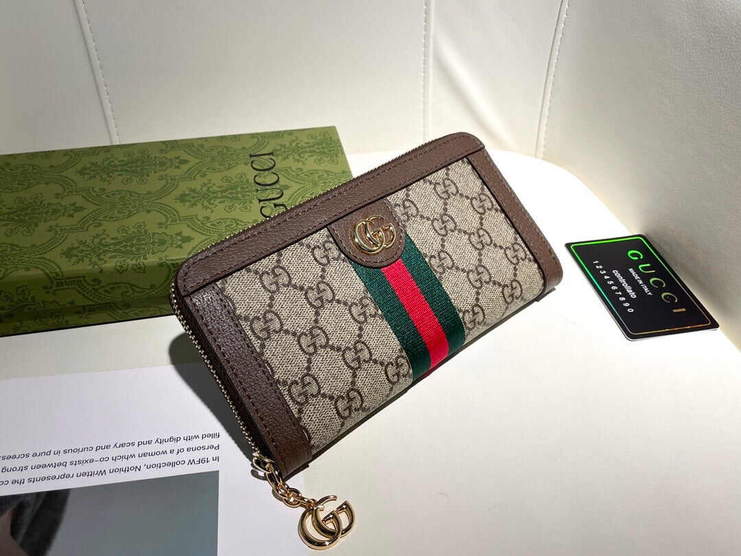 GUCCI【グッチ】 超薄型デザイン！ポケットにもすっぽり入る財布