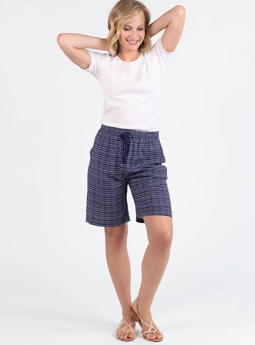 Bermuda femme fluide en viscose imprimée graphique bleu