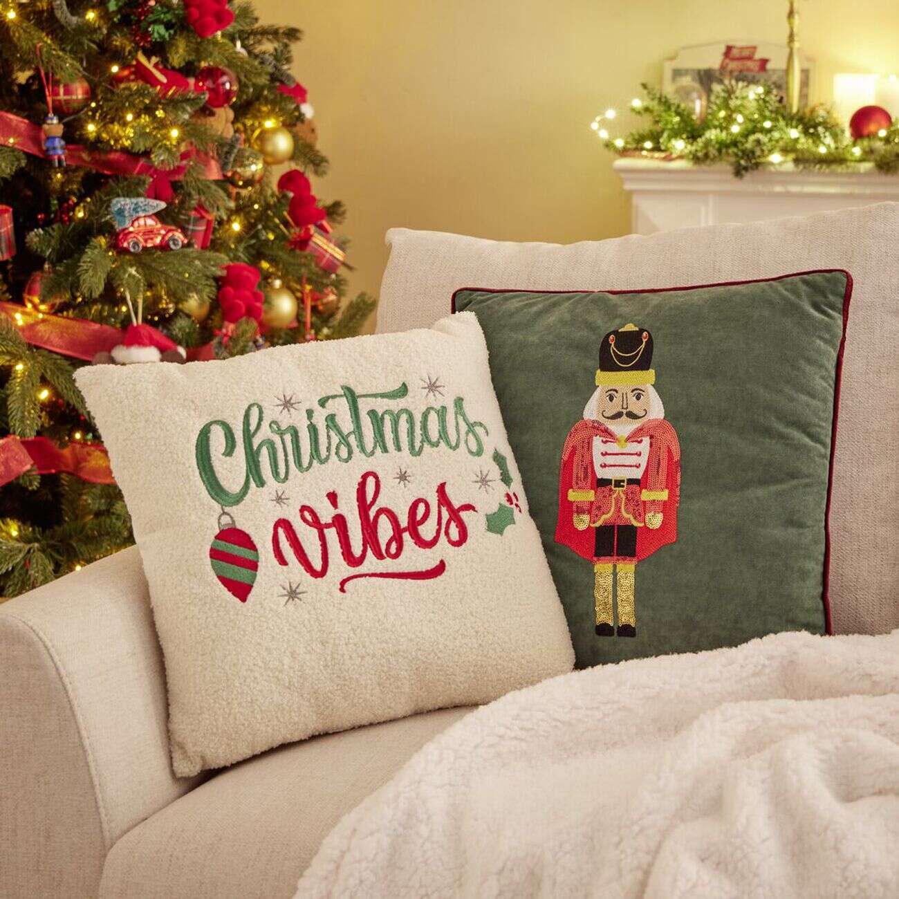 Coussin carré motif Casse-Noisette vert et rouge 40x40cm