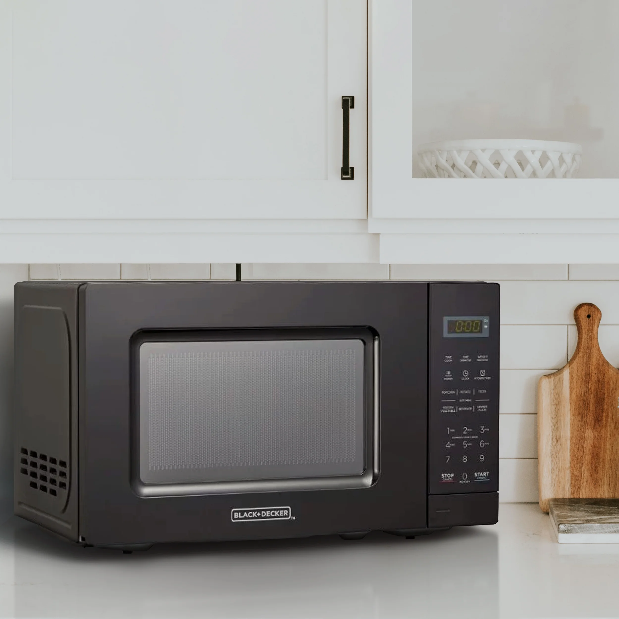 Black and Decker 0.7 cu ft LED Digital Microwave Oven in Black with Child Safety Lock