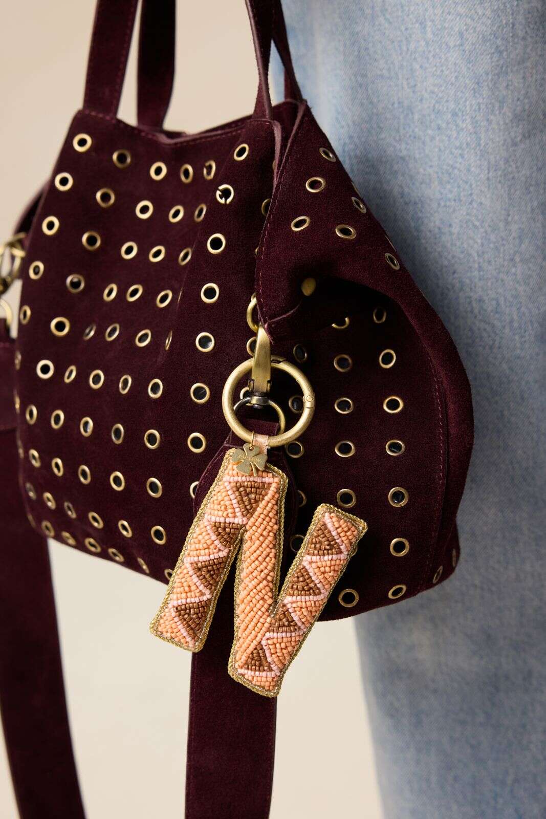Lichtoranje bag charm letter Q