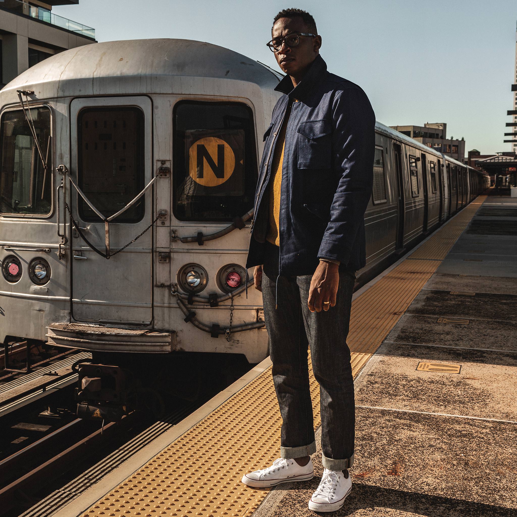 Le Taylor Stitch x Alpha Industries M-51 en satin inversé indigo