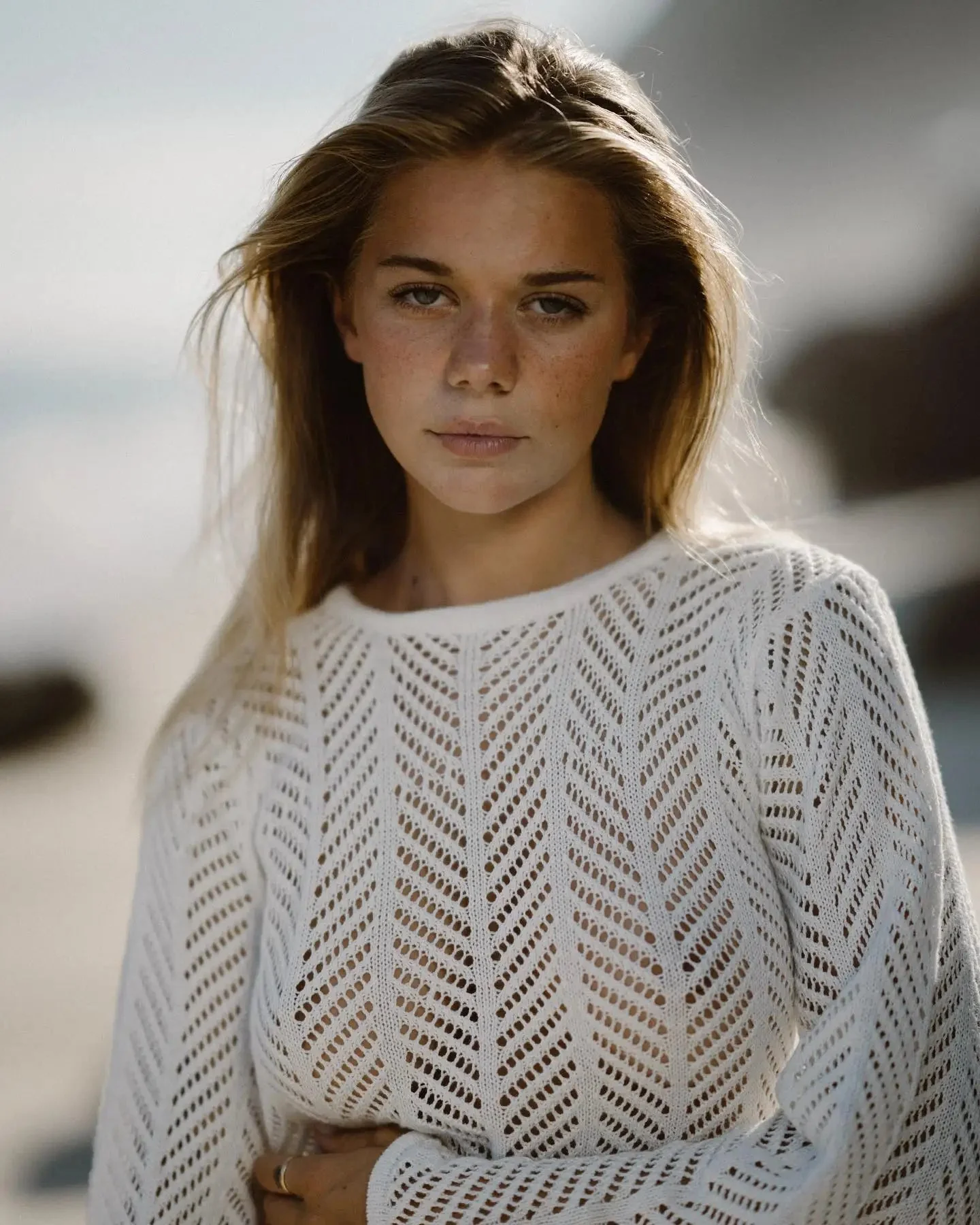 Robe courte en crochet tricoté dos nu avec manches longues