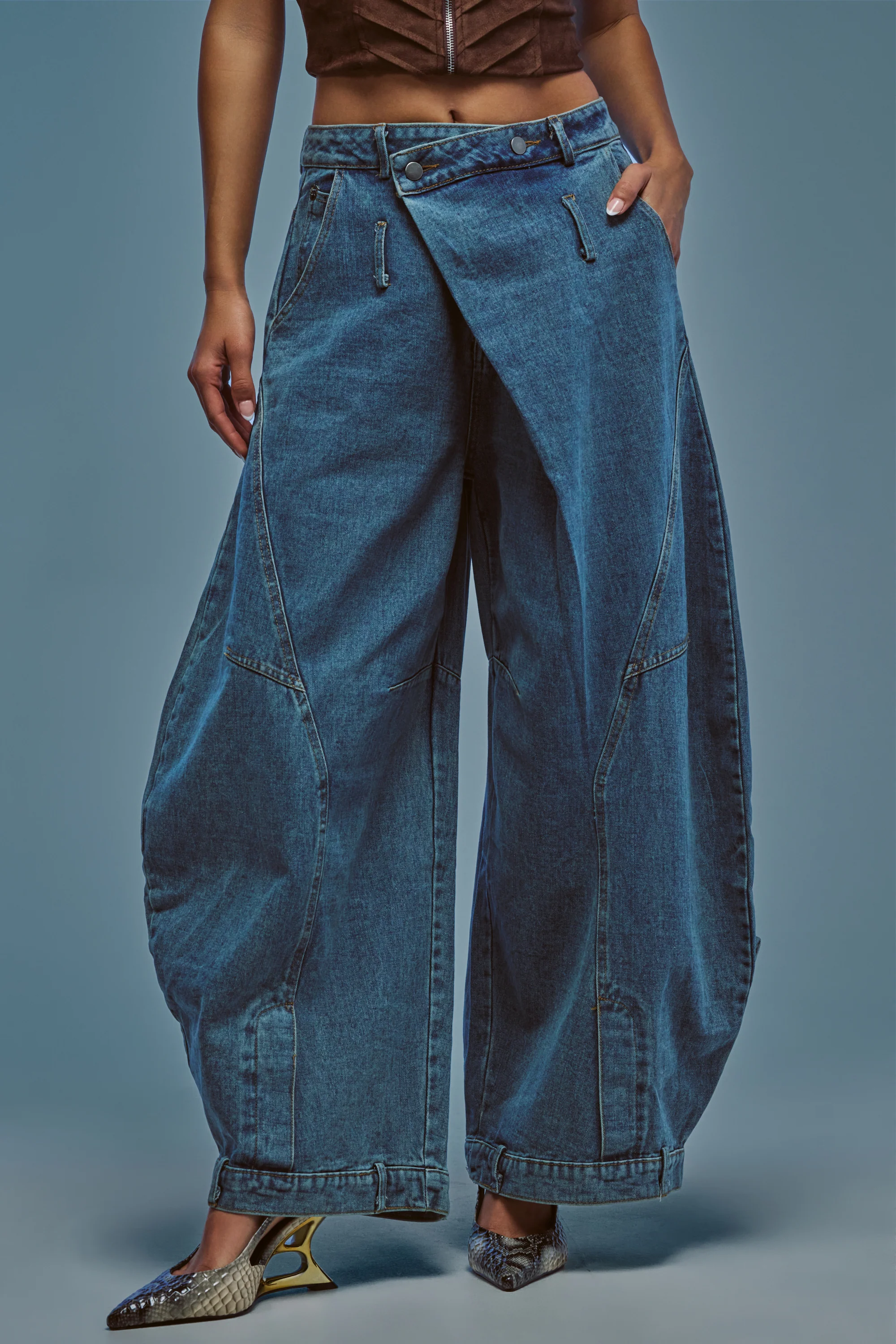 IZZY RELAXED DENIM IN LIGHT BLUE WASH - Akira Store