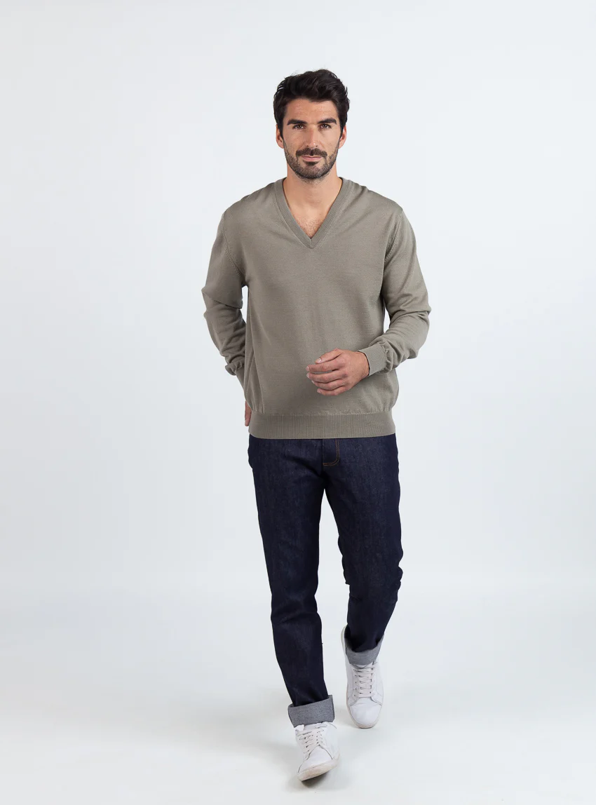 Pull homme col V 100% mérinos vert olive