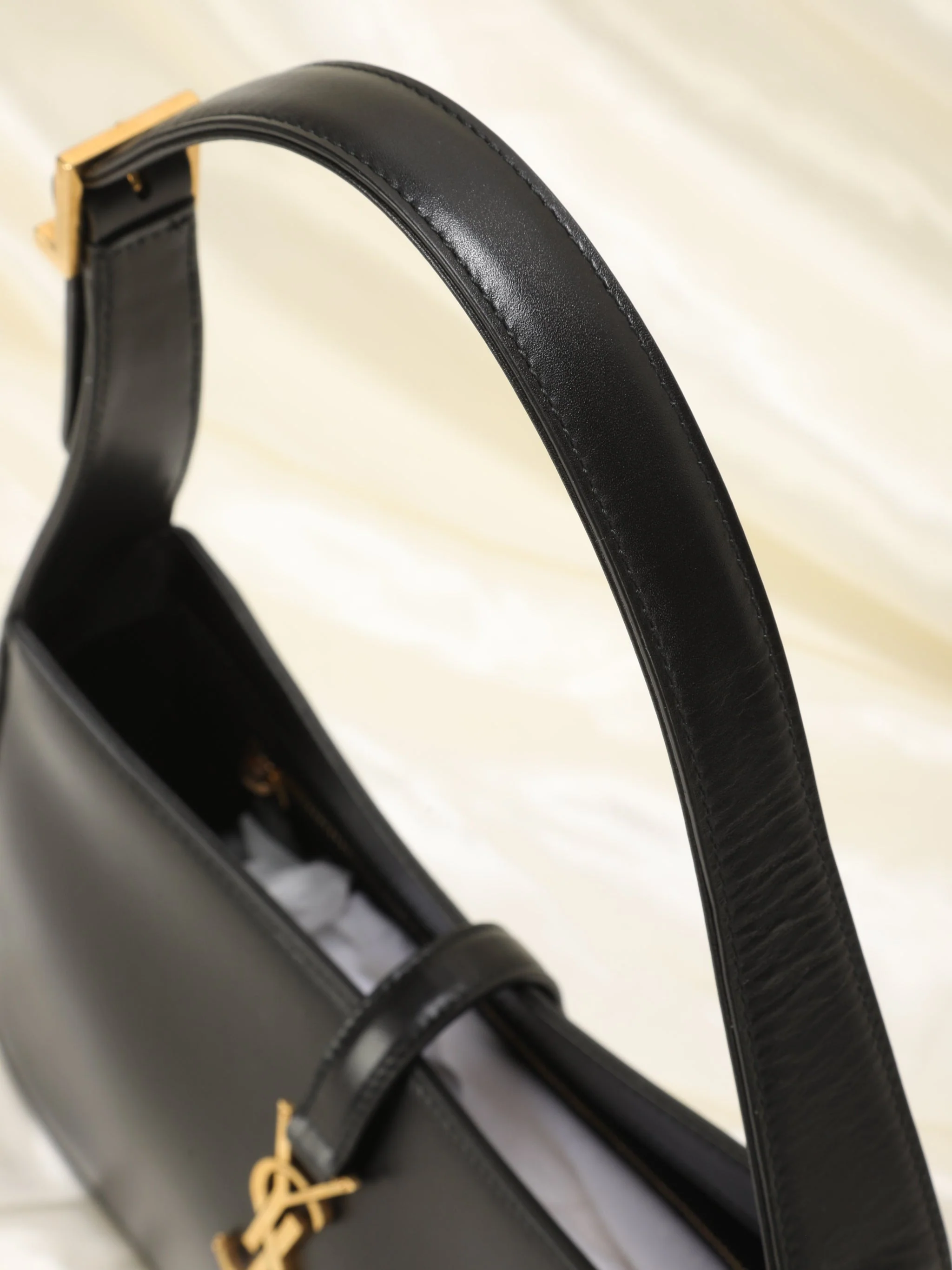 Saint Laurent Le 5 �� 7 Hobo Bag In Patent Leather - Black - Women
