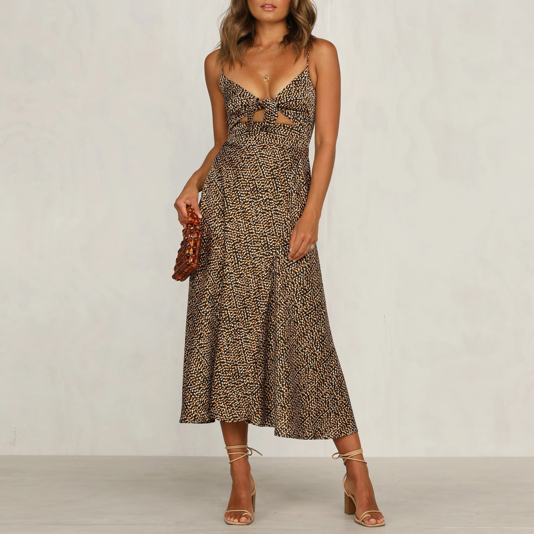 Robe à bretelles nouées, idéale pour le printemps et l'été, avec petite fuite.