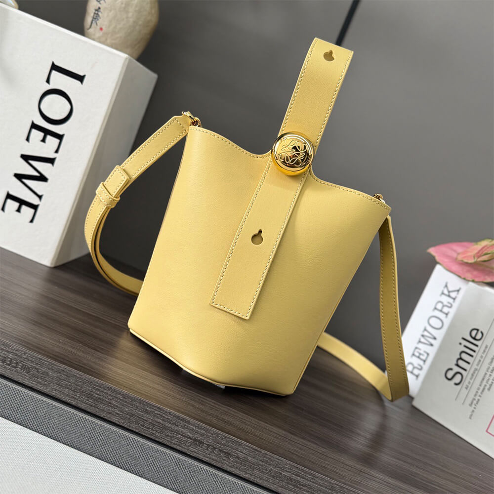 LOEWE Mini Pebble bucket in smooth calfskin(high-end grade)