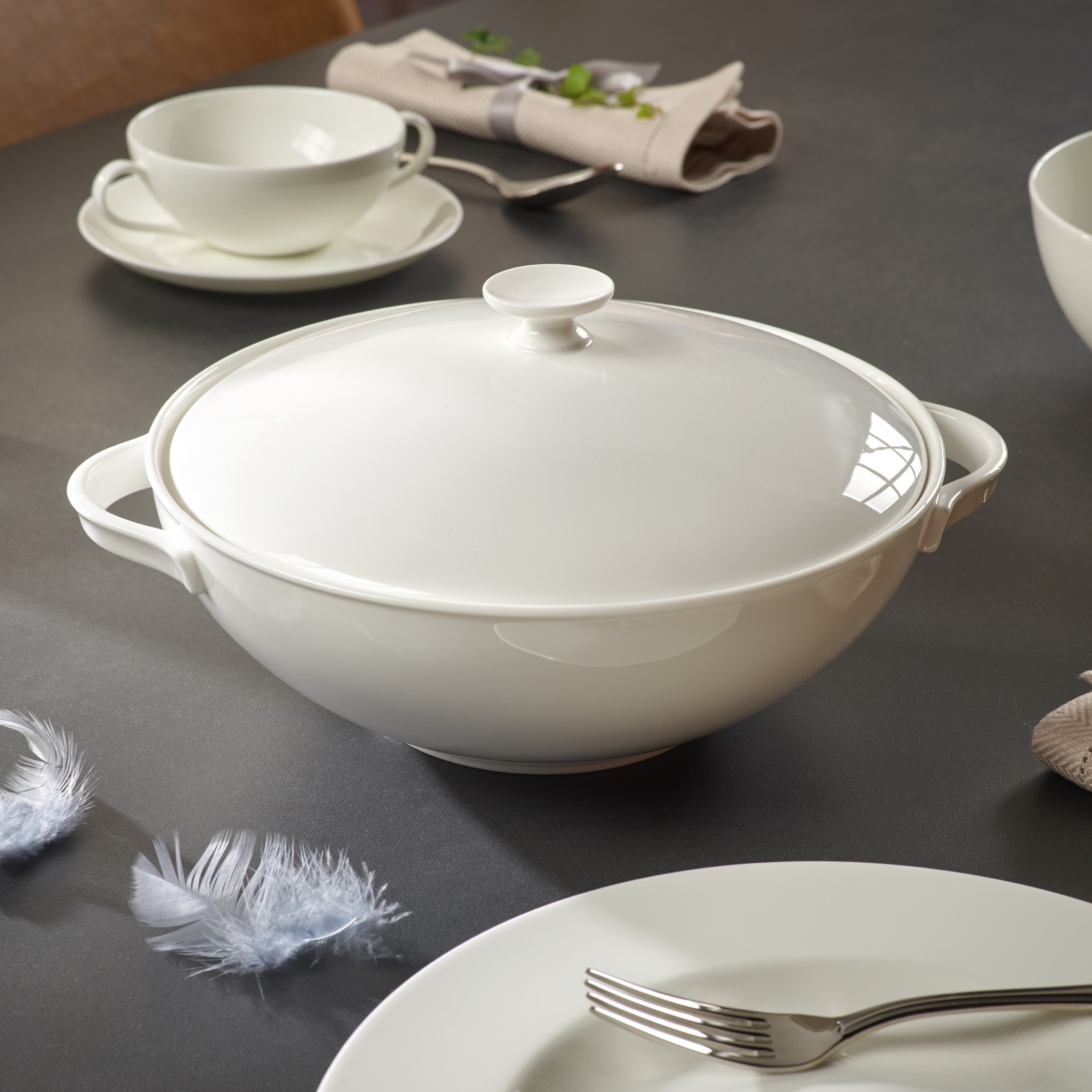 Anmut Tureen - White, 50.8 oz, Premium Bone Porcelain