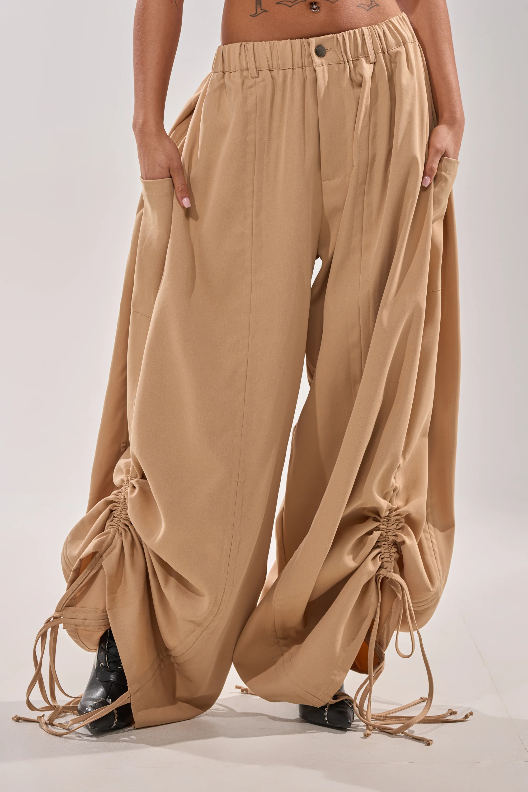 DRAMA RUCHED JOGGER IN KHAKI - Akira Store