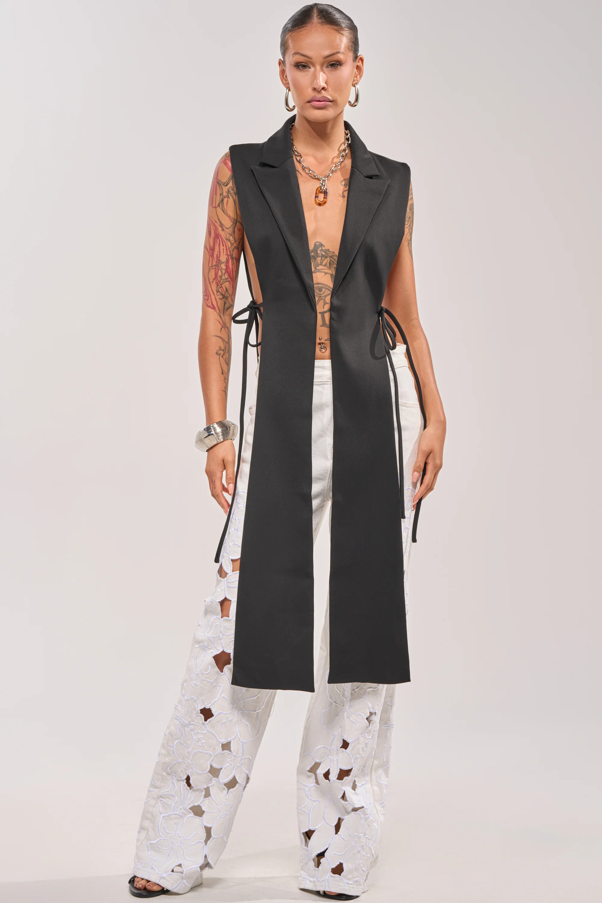 HONEY HONEY TIE VEST IN BLACK - Akira Store