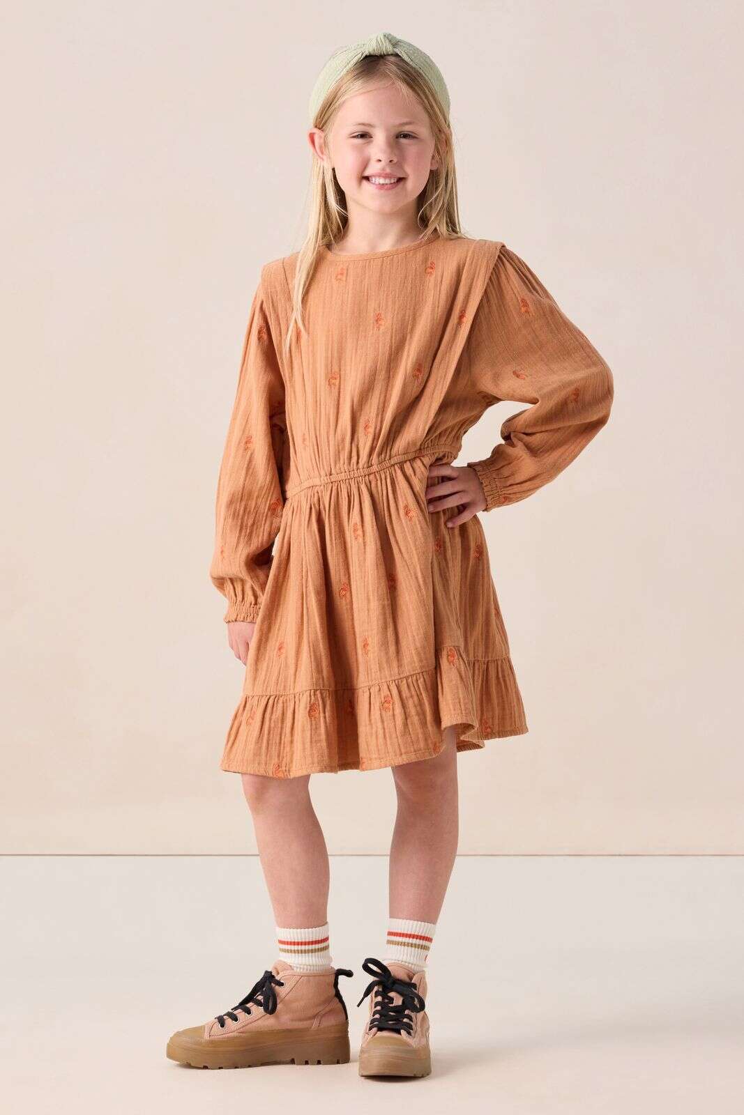 Lichtbruine jurk met flamingo embroidery