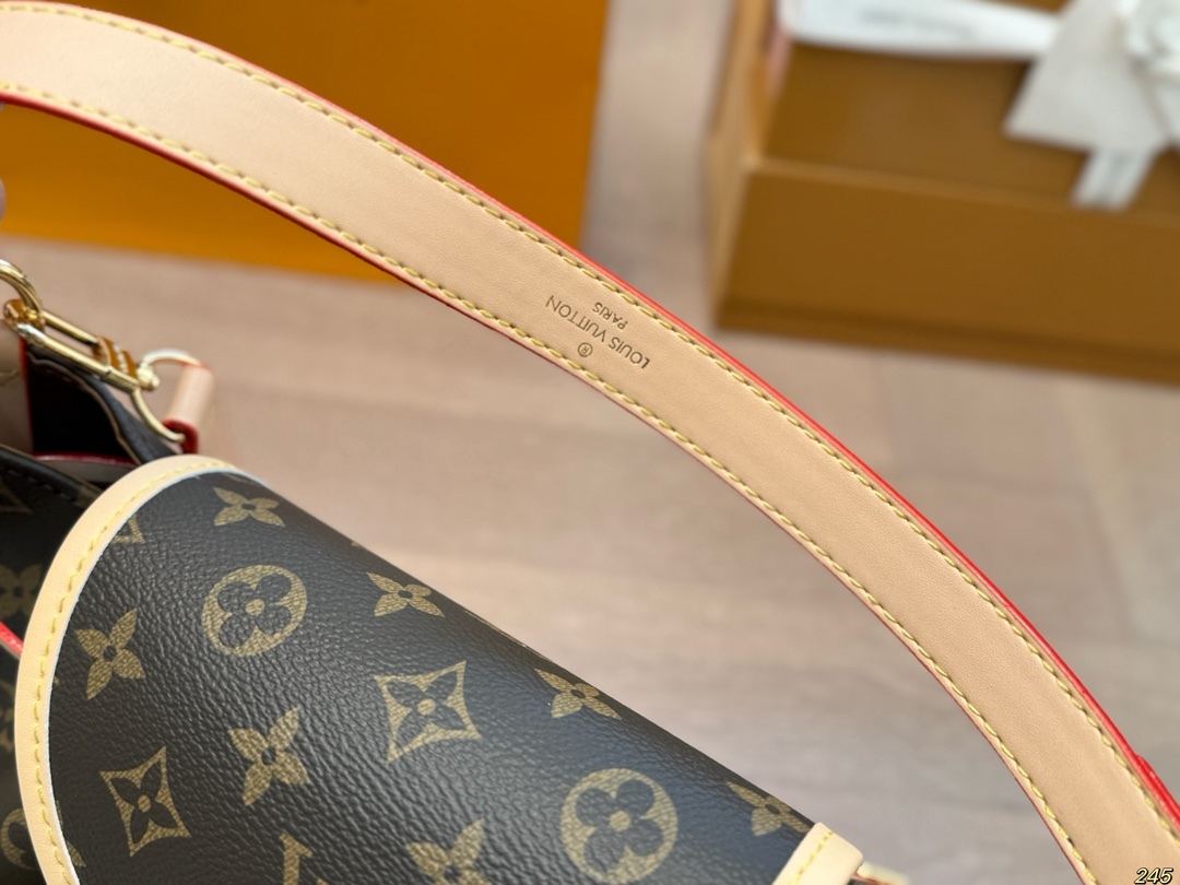 Louis new arrival vintage chain bag size: 31*22 cm