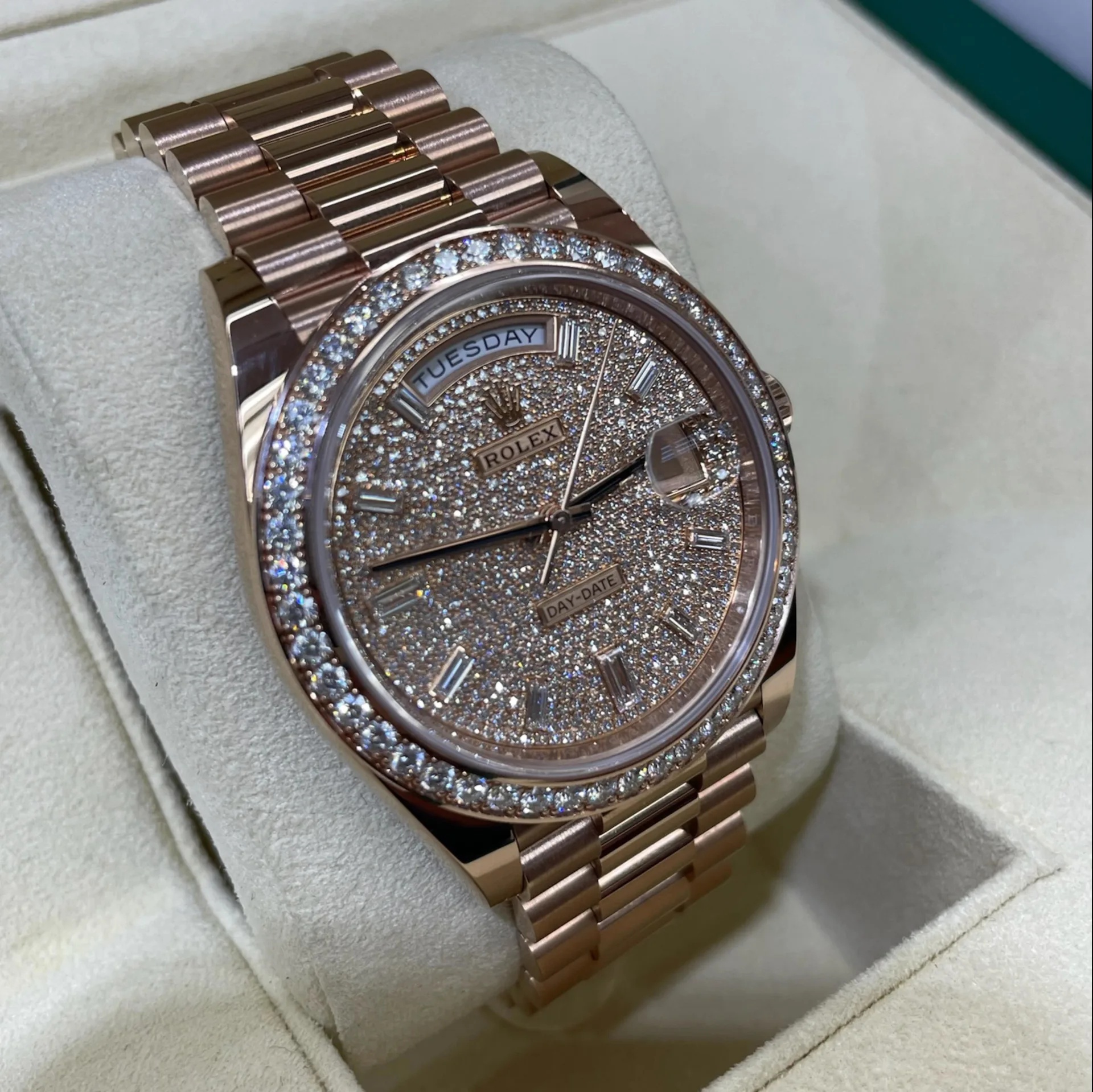 [Super Clone]RLX  Day-Date 40mm Diamonds Paved Dial 228345rbr-0002【Super Clone】