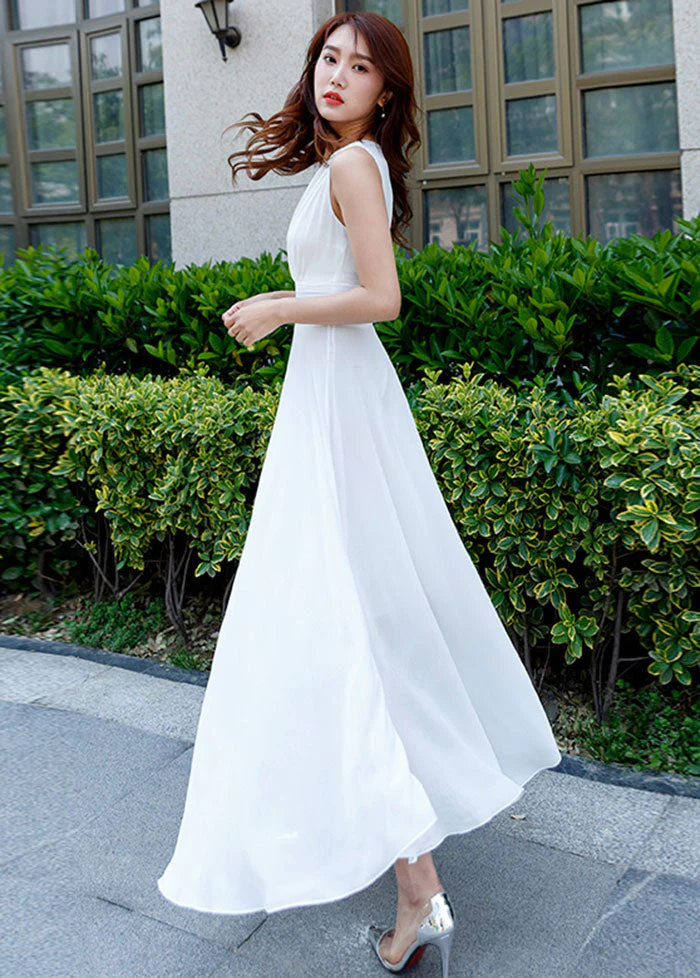 Robe maxi en mousseline blanche sans manches à taille haute