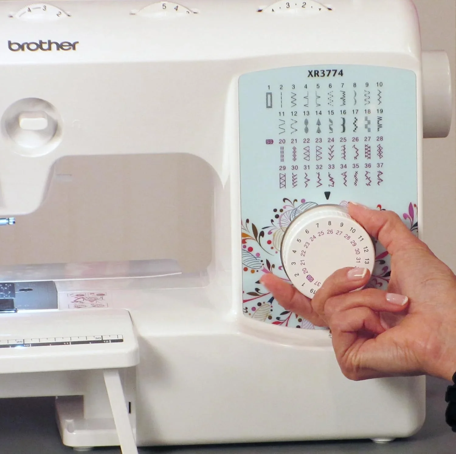 Machine à coudre et à quilter XR3774, 37 points intégrés, 8 pieds-de-biche inclus