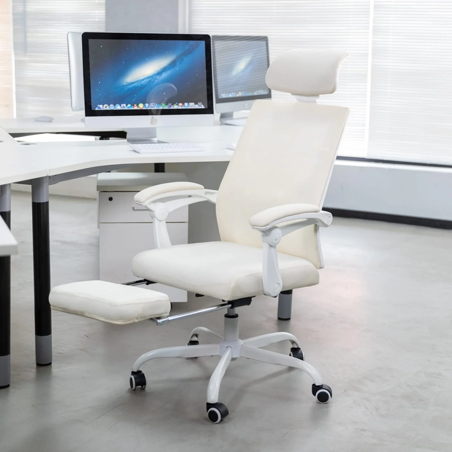 Qulomvs Mesh Ergonomic Office Chair with Footrest