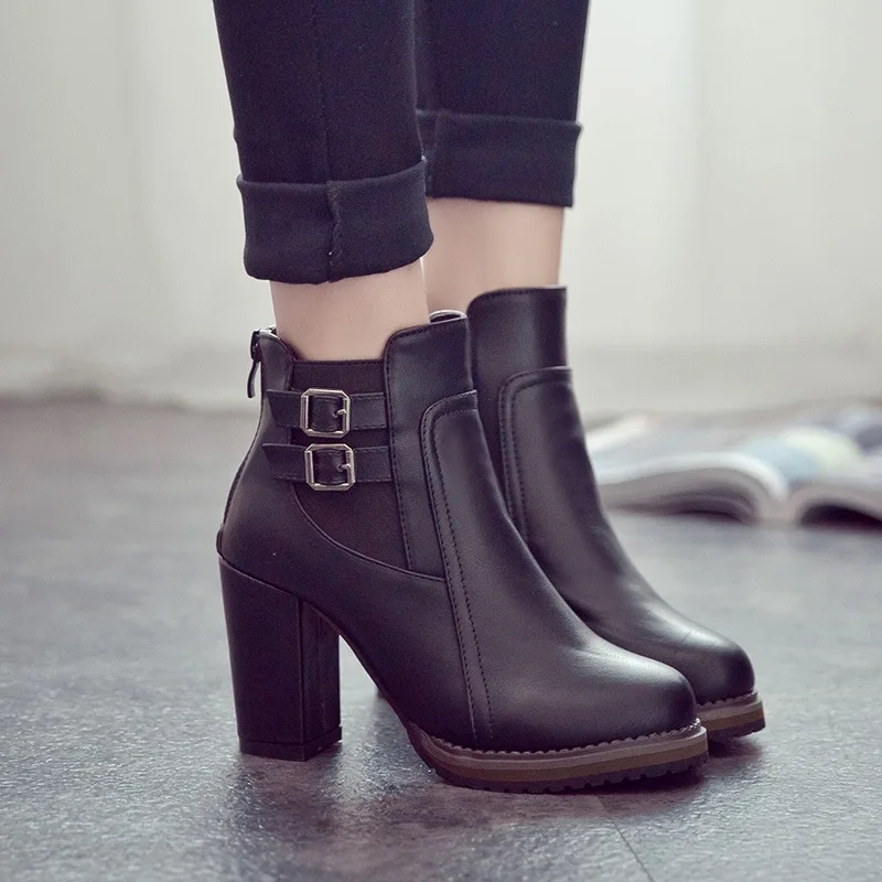 Sophie Paris I Bottines à Talon Robuste avec Boucle Décorative