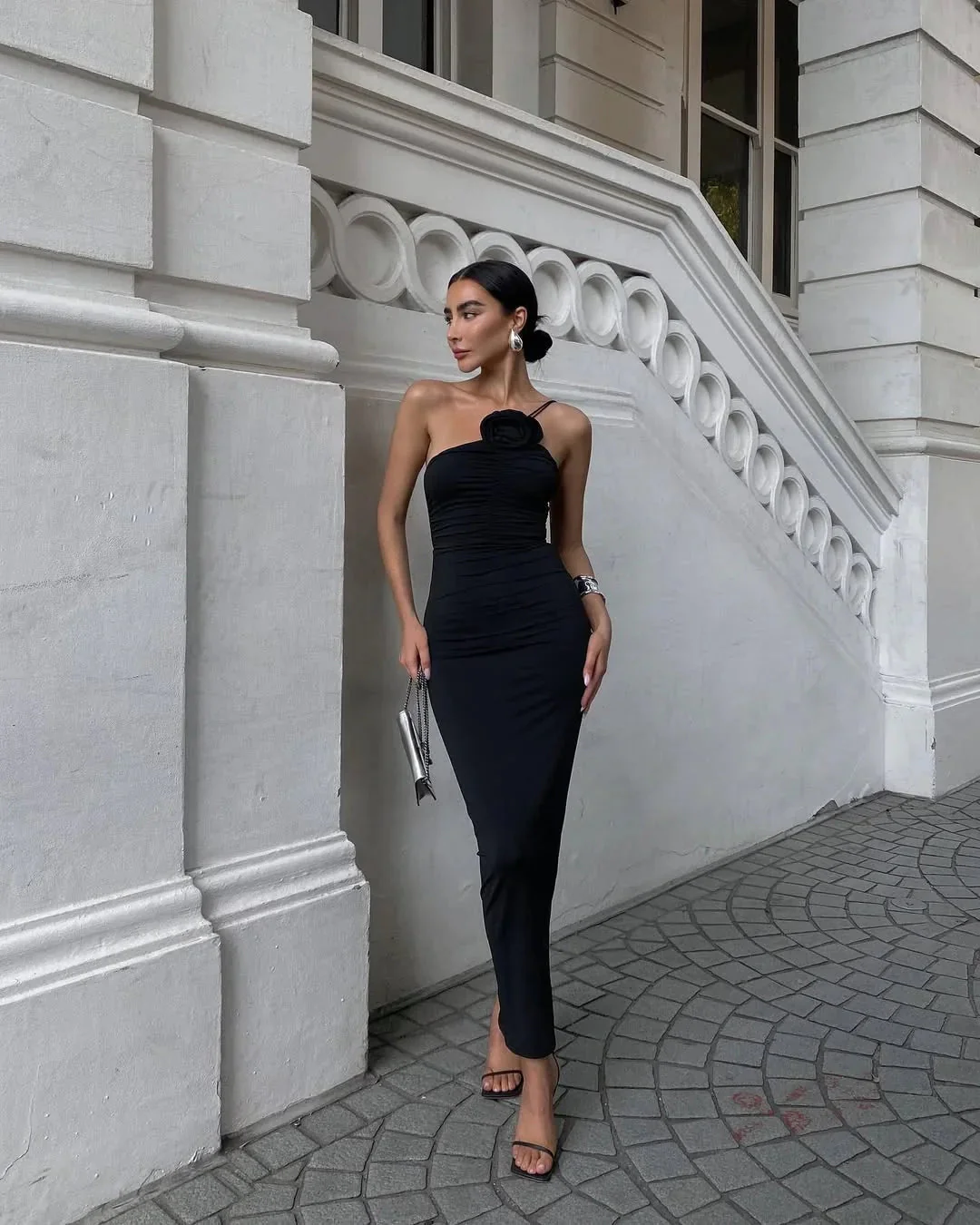 Robe longue noire élégante sans manches pour femme