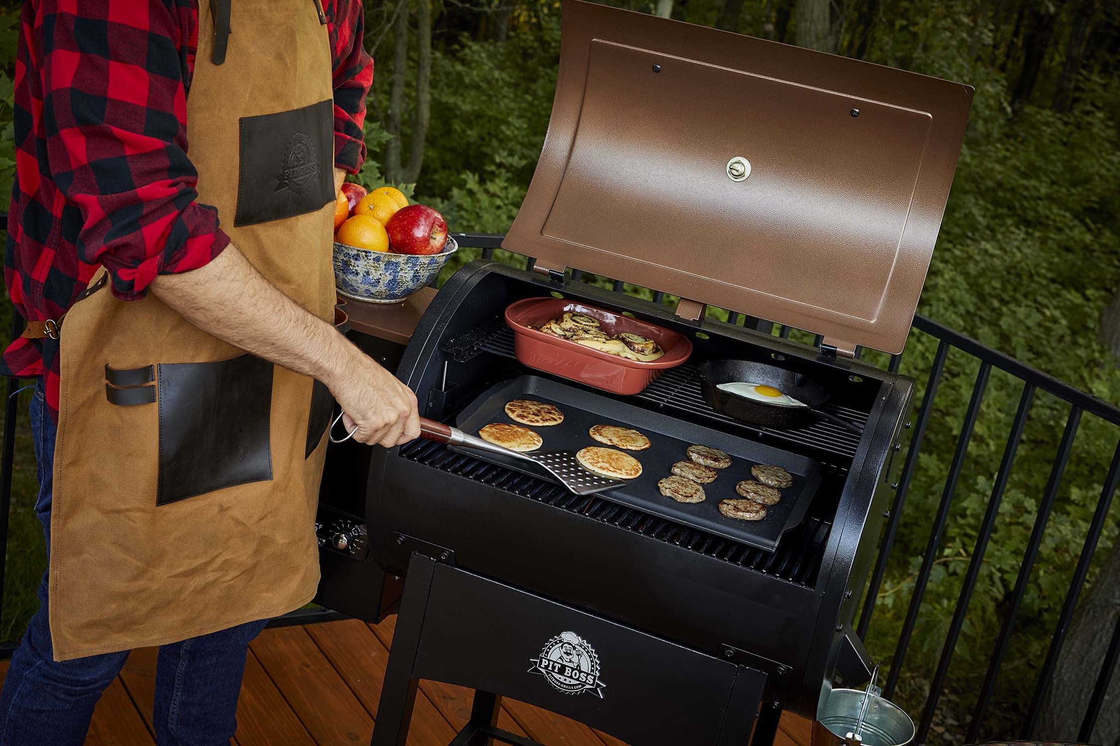 700 Classic Wood Fired Pellet Grill with Flamebroiler