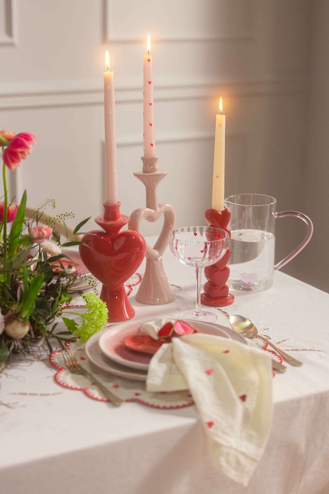 Glazen karaf met roze hartje aan de binnenkant