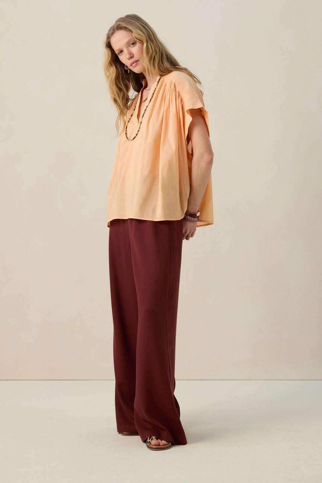 Lichtoranje top met pintuck details