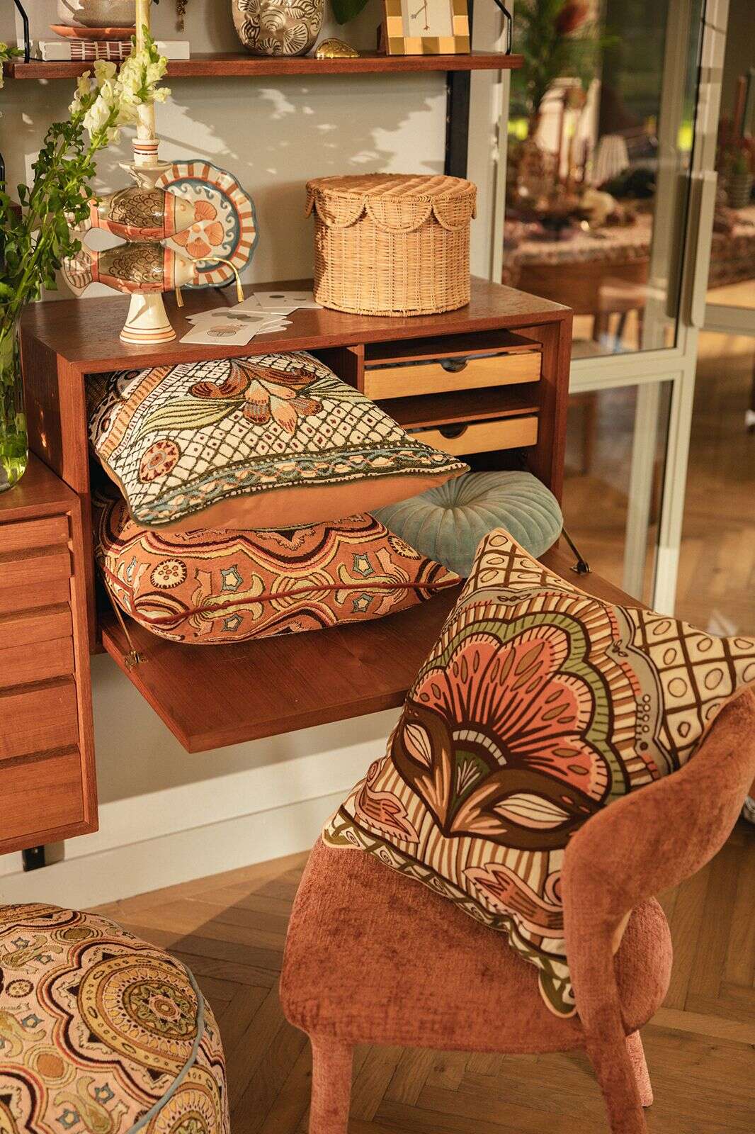 Lichtoranje kussen met print