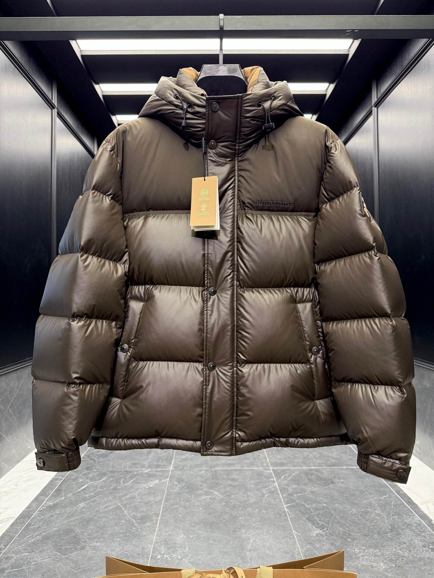 BURBERRY 2025年新作 バーバリー ダウンジャケット フルロゴプリント ユニセックスモデル moncler