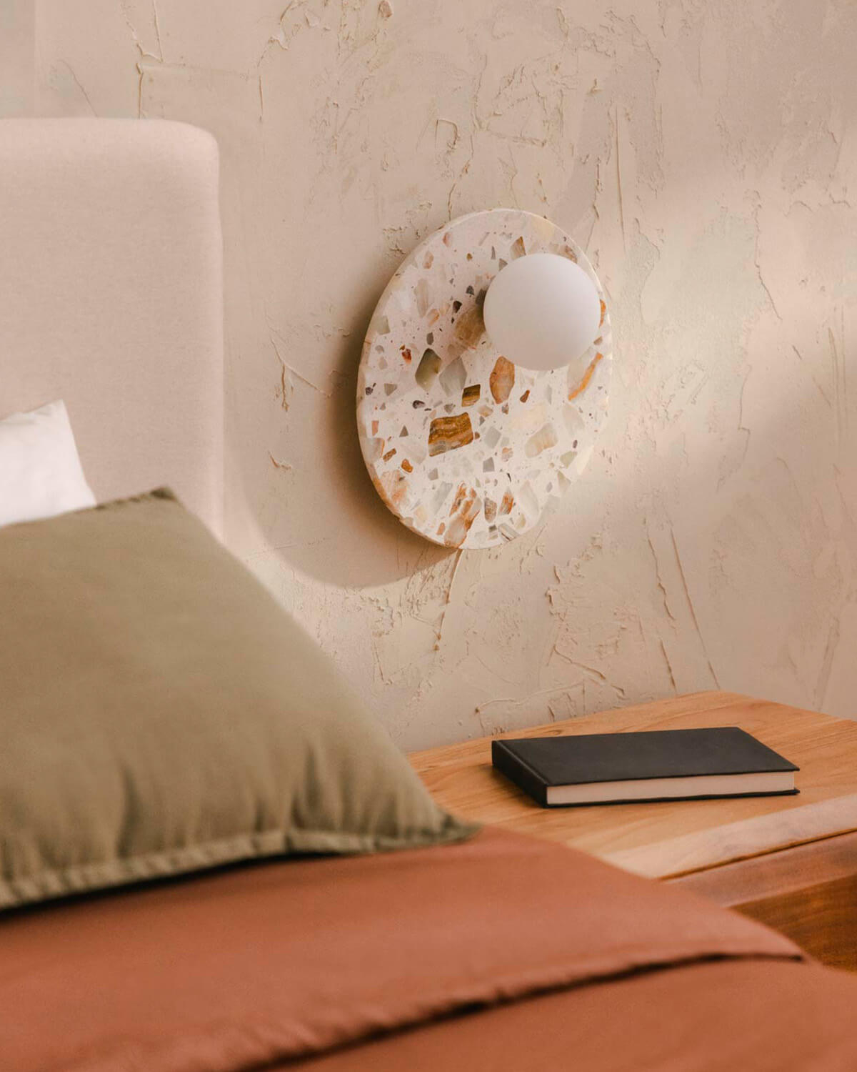 Lunas - Aplique de Pared con Esfera Lateral de Terrazo Lunas