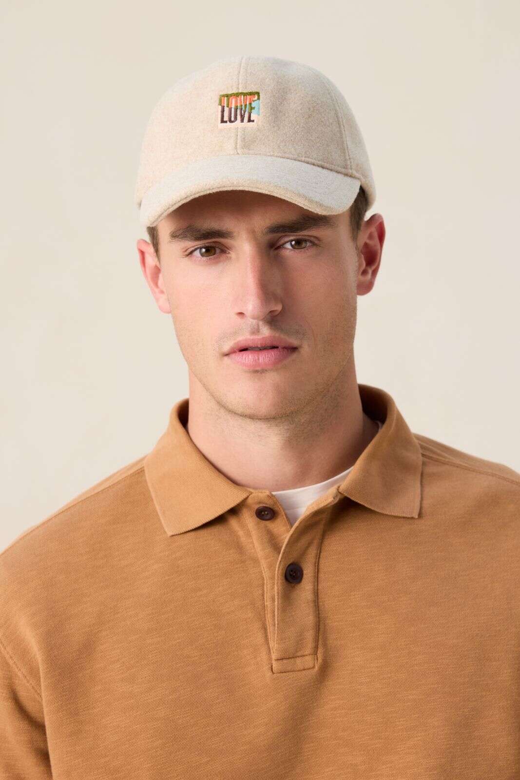 Beige wollen pet met artwork