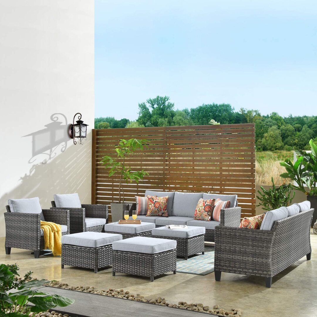 Ensemble de mobilier de jardin 8 pièces avec dossier haut, style moderne, en résine tressée, comprenant 4 coussins et un canapé résistant aux intempéries.