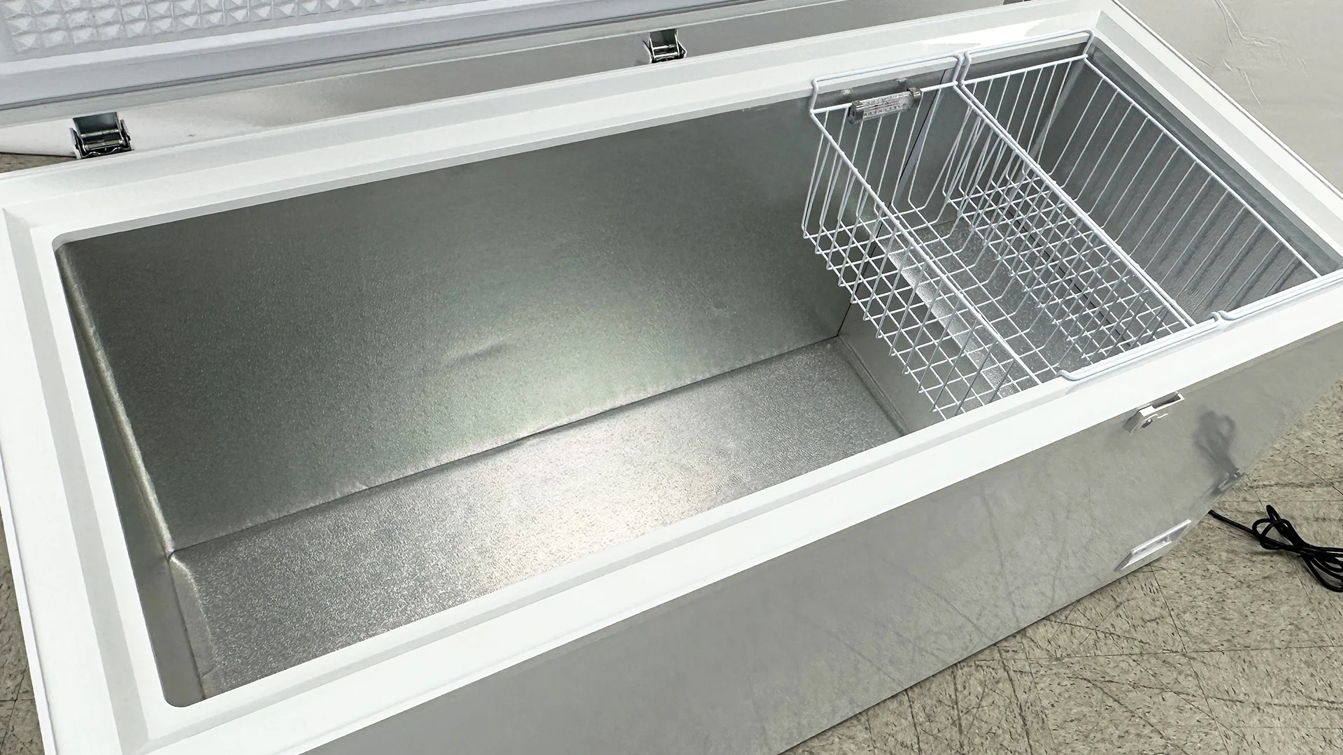 65 in. Solid Door Top Chest Freezer 18 Cu.Ft Commercial Freezer NSF White Single Door - Image 7