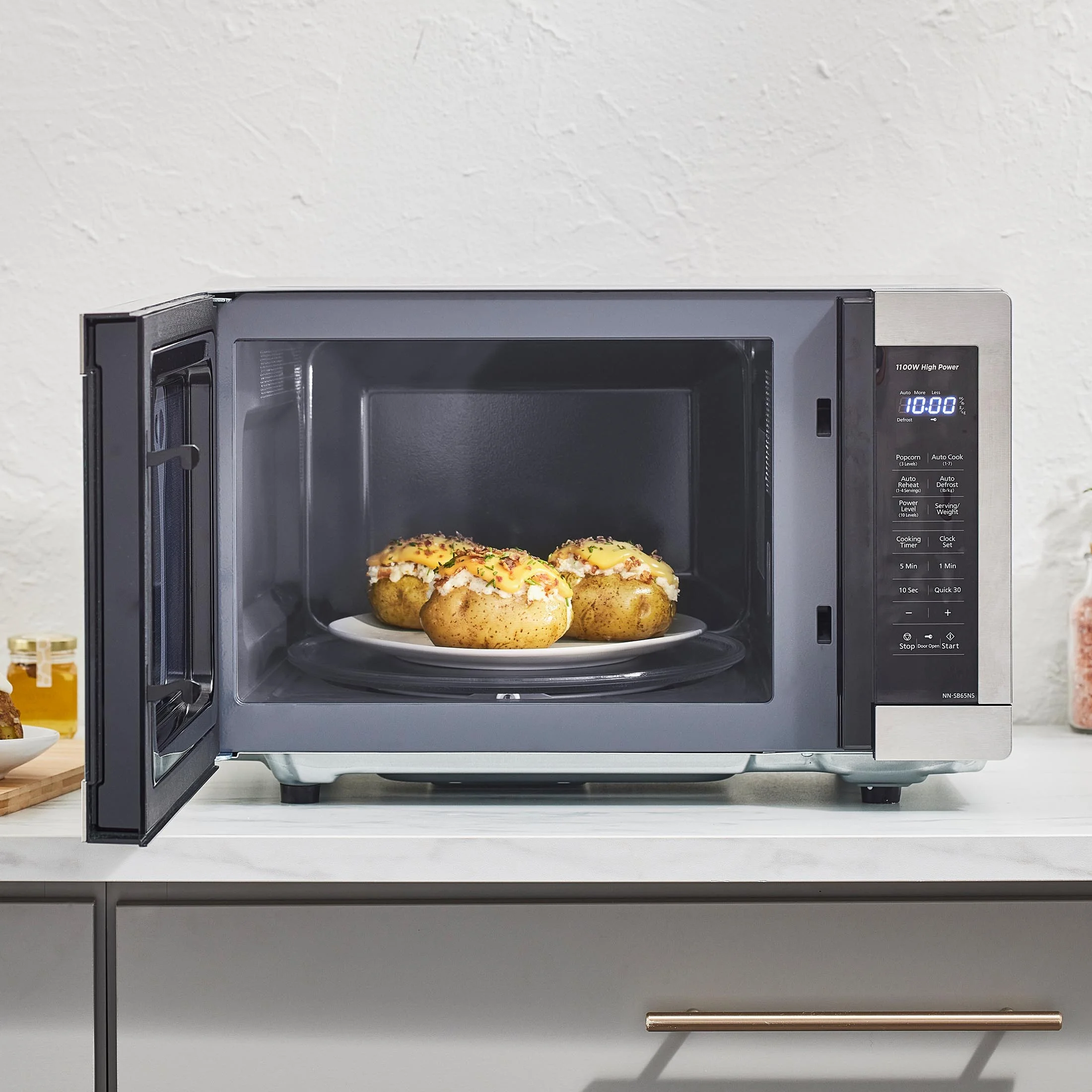 1.3 cu ft Countertop Microwave Oven in Glass Door - Image 3