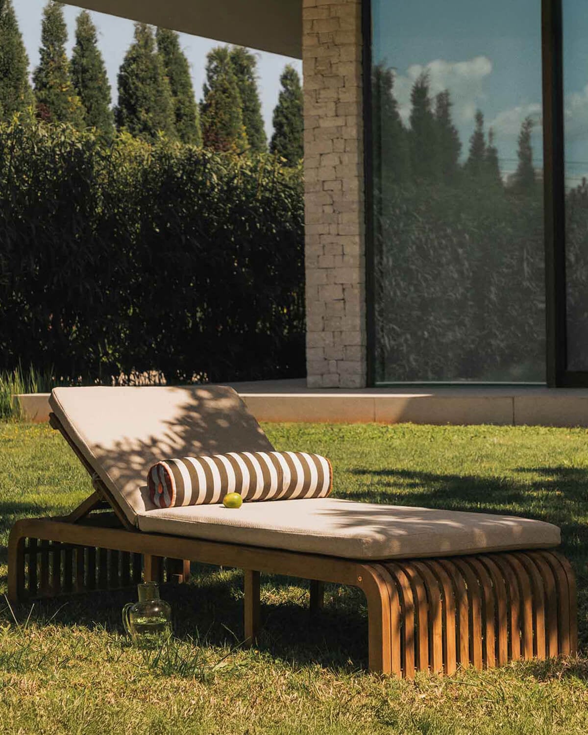Hazan - Tumbona Reclinable de Madera de Acacia con Cojín de Tela Hazan