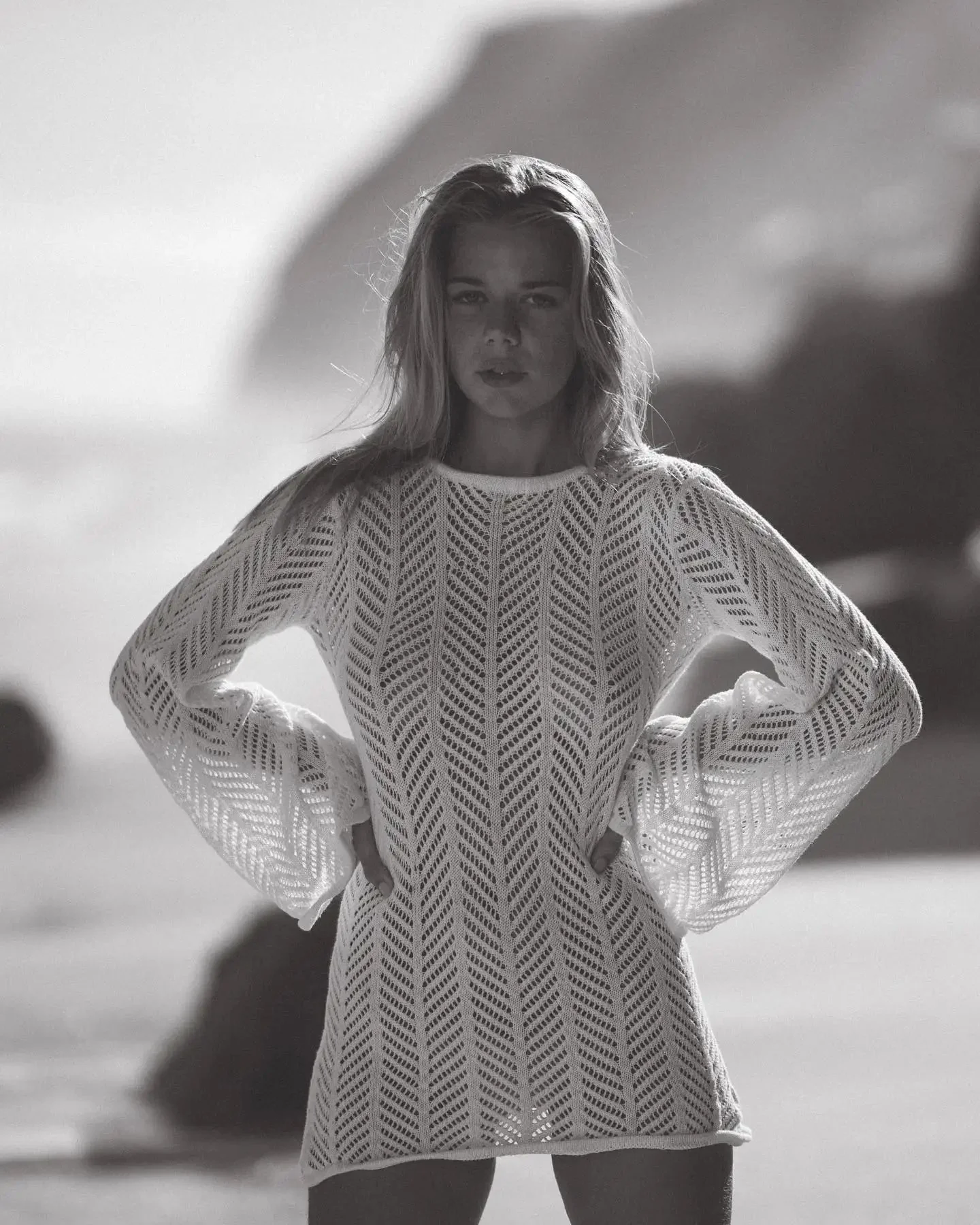 Robe courte en crochet tricoté dos nu avec manches longues