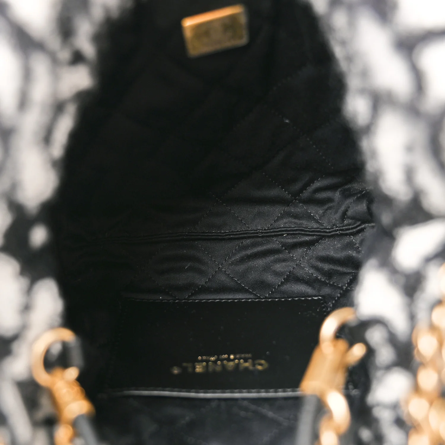 Cashmere Mini Chanel 22 Black White